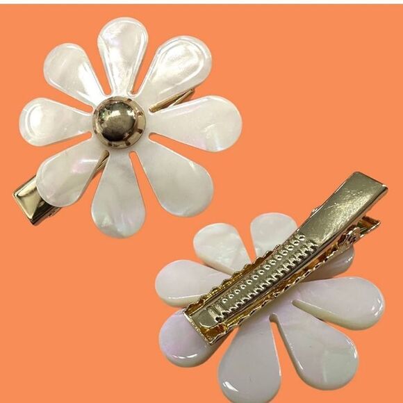 Each Jewels Shiny Pearl Petals Daisy Hair Clips Set of Two! - Picture 3 of 9
